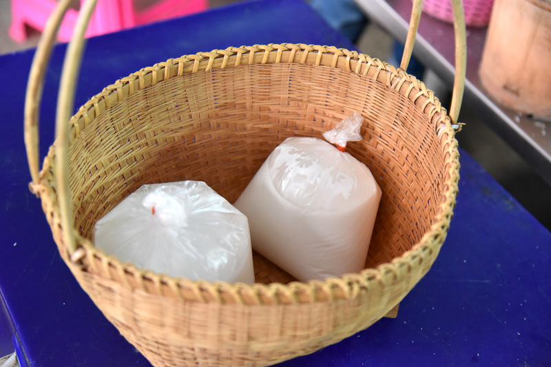 絞りたてのココナッツジュースを2袋購入。昔ながらのカゴに入れる