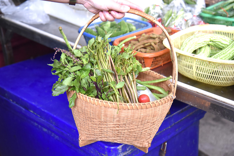 30分ほどの買い物で空芯菜、長インゲン、ホーリー・バジル、トマト、ココナッツミルクを購入