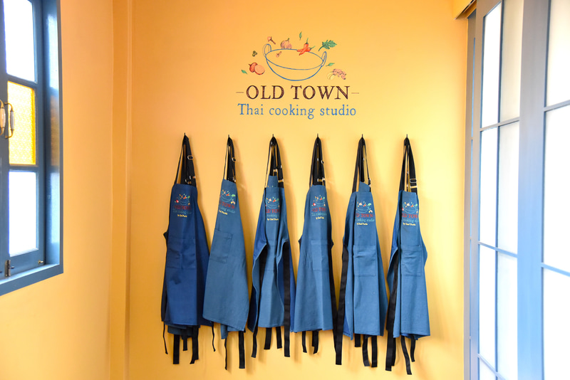 キッチンエリアの入り口にエプロンが並ぶ