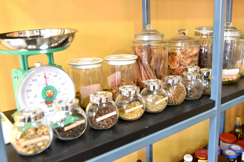 棚にはスパイスや調理器具が揃えられている