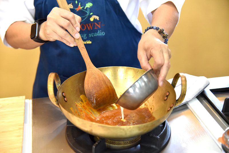 その間に添えるためのソースを手早く作る