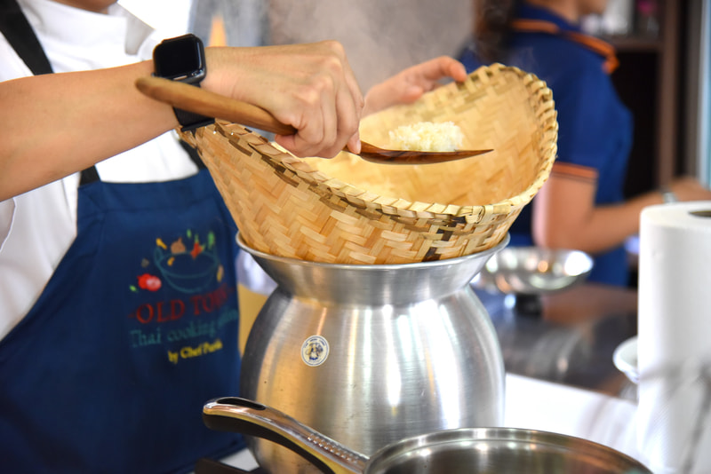 かごで蒸していたもち米をチェック