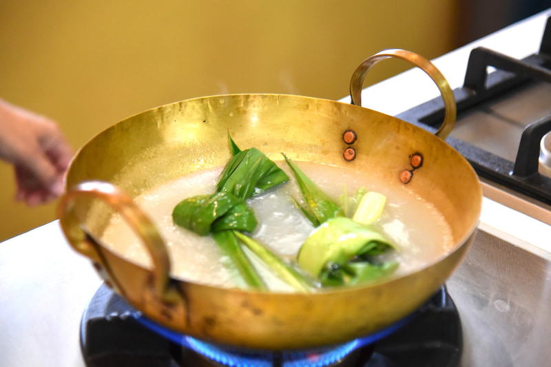 ココナッツミルクにパンダンリーフを入れて香り付け