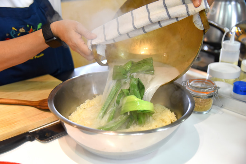 蒸しあがったもち米に一気に入れていく