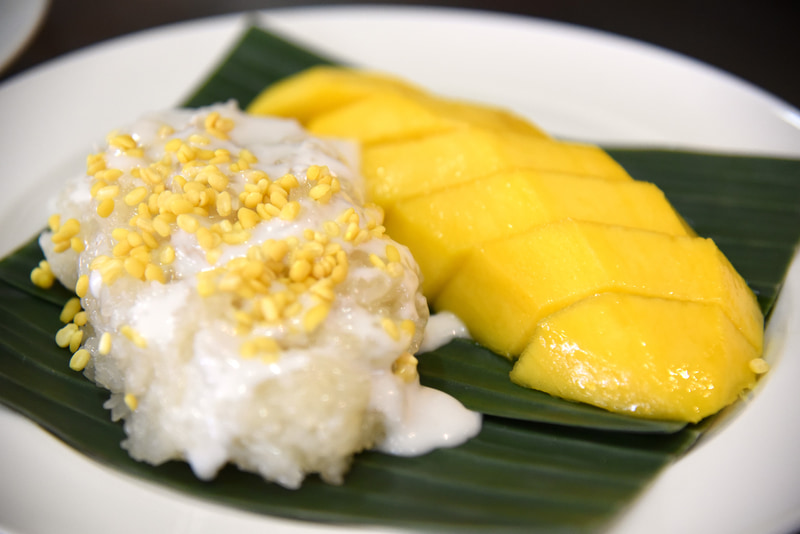 1人前に取り分けマンゴーとココナッツソースなどを添えて完成