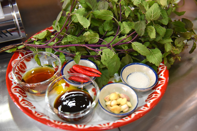 「ガパオ」で使う調味料一式。ホーリー・バジルは形も茎の色も日本で見るものと違う