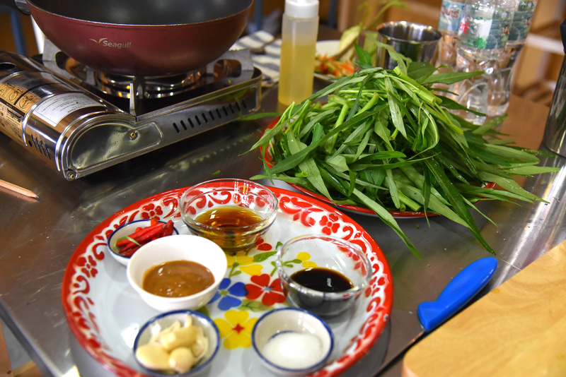 空芯菜の茎をプチプチちぎり食べやすい大きさに。調味料に味噌も使う