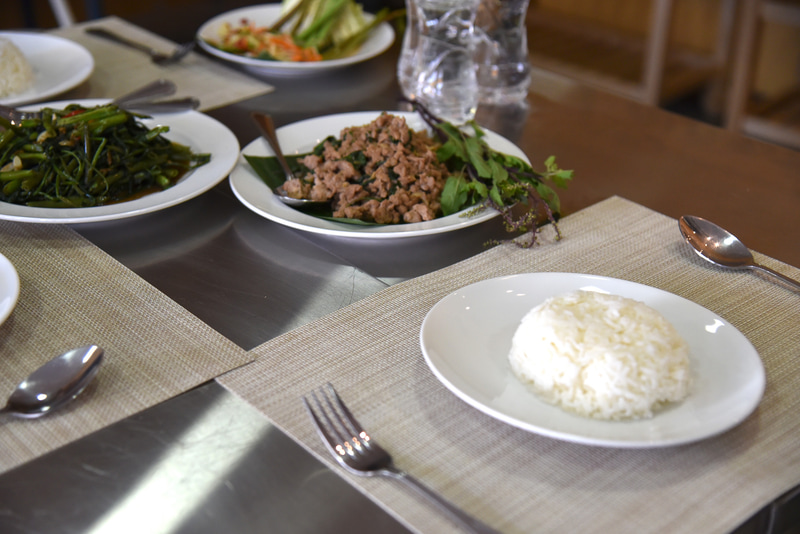 テーブルセッティングをして、待ちに待ったランチタイムに