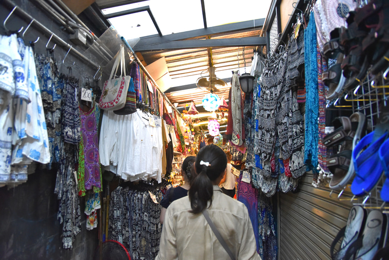 細い路地を抜け、渡し船の乗り場へ