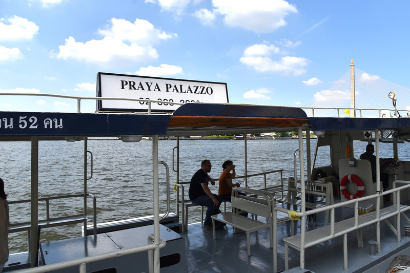 ホテルのロゴが屋根についている船に乗り込む