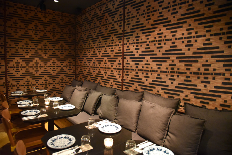 予約をしておくと2階に案内。ソファ席でのんびり食事も