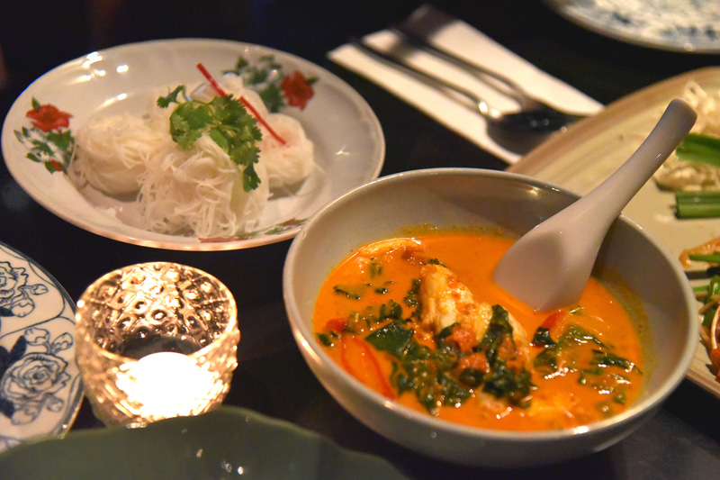 「ゲーン・クラブミート・バイ・シャップー」はご飯か米麺で味わう