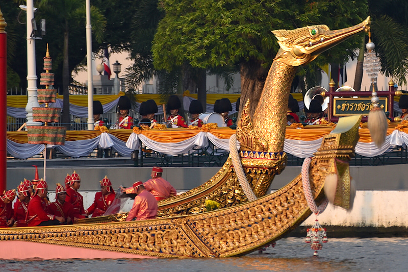 ロイヤルバージ「スパナホン」は黄金の白鳥をイメージした煌びやかなバージ