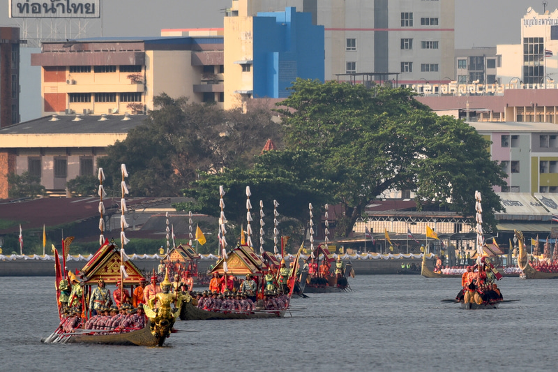 開始から数十分経ったころに先頭のバージが見えてきた