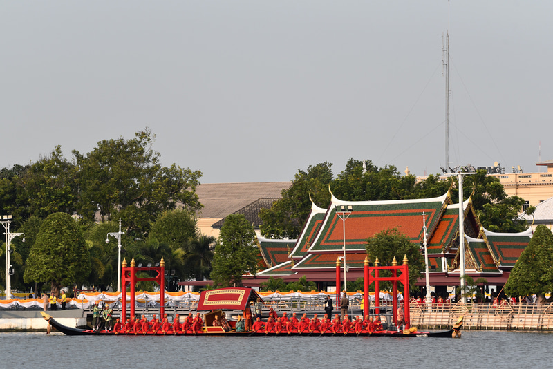 「トンクワンファー・バージ」と「トンバビン・バージ」は先頭でやってくる