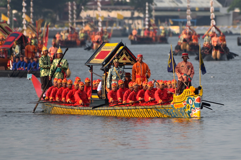 護衛ならびに駆逐船「スエアタヤンチョン・バージ」。虎模様が力強い