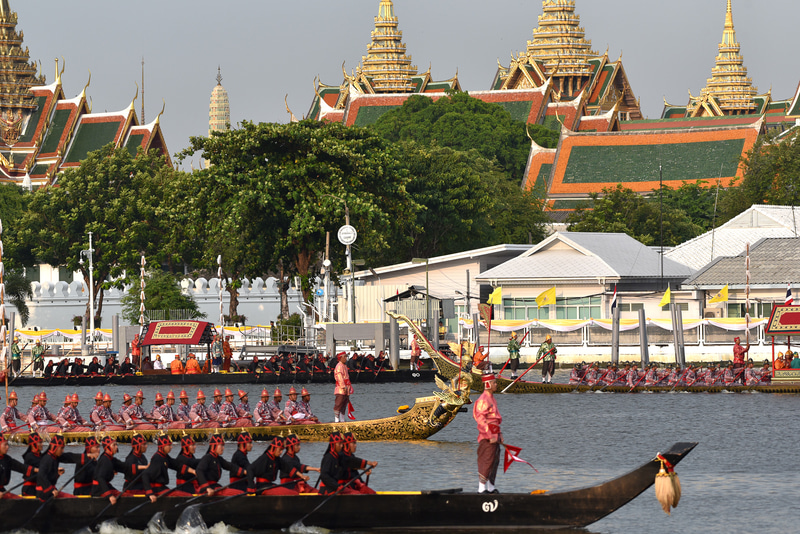 「ドン・バージ」に囲まれた「アスンパクシー・バージ」