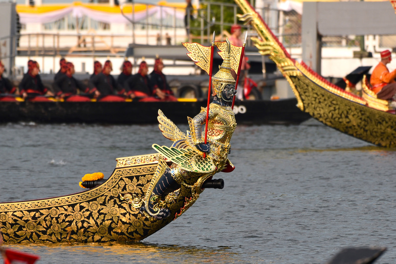 アスラの顔に鳥の胴体、藍色の手足が特徴