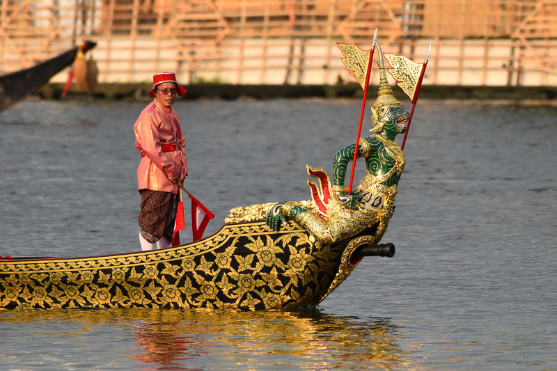 緑色の猿バリが飾られた「パリーランタウィップ・バージ」