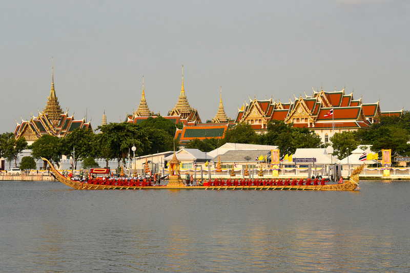 最初に到着するロイヤルバージ「アナンタナーカラート」