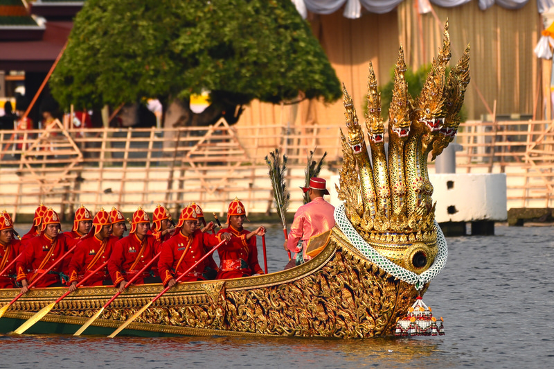 ナーガと呼ばれる竜王がフロントに飾り付けられている