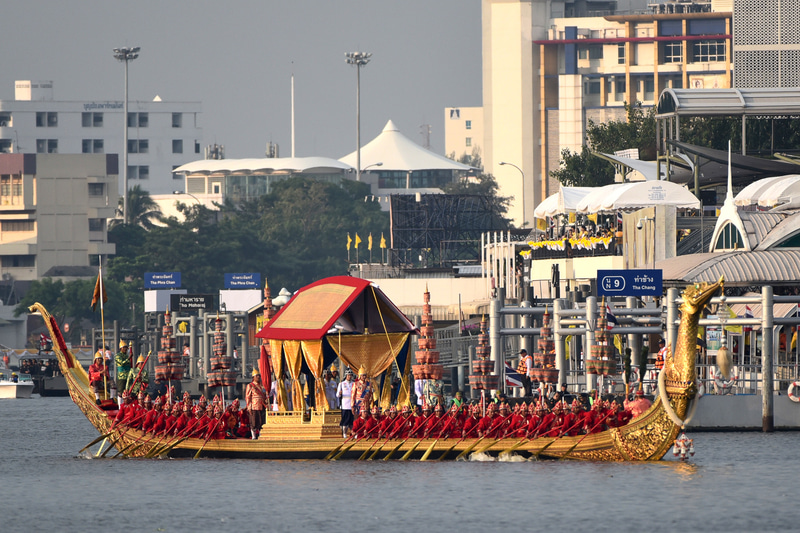 白鳥をデザインしたロイヤルバージ「スパナホン」