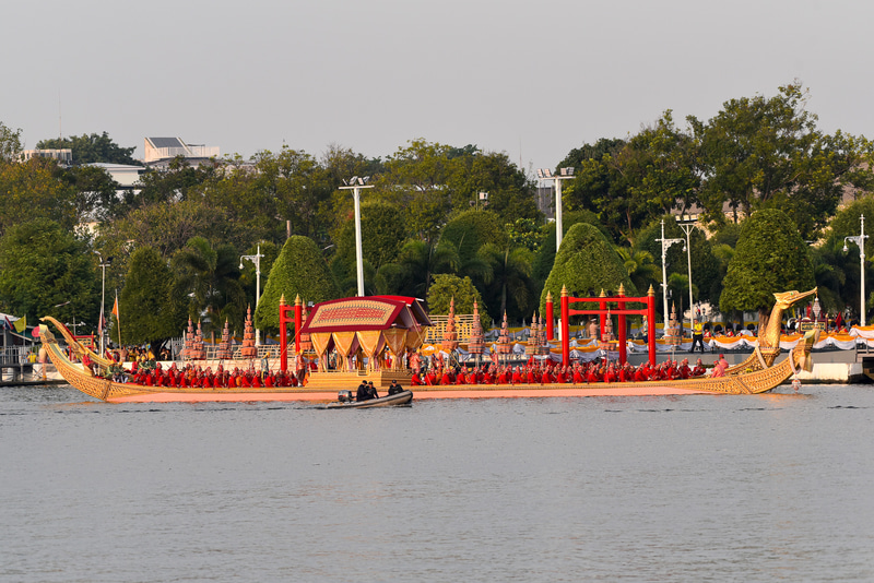 ピンクの外装が印象的なロイヤルバージ「アネークチャートプッチョン」が並ぶ