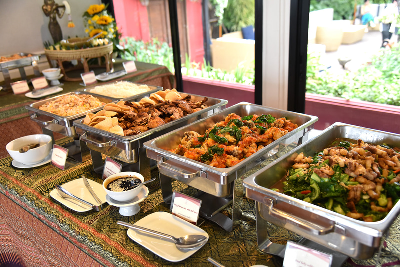 ビュッフェスタイルで味わうタイ料理も人気が高い
