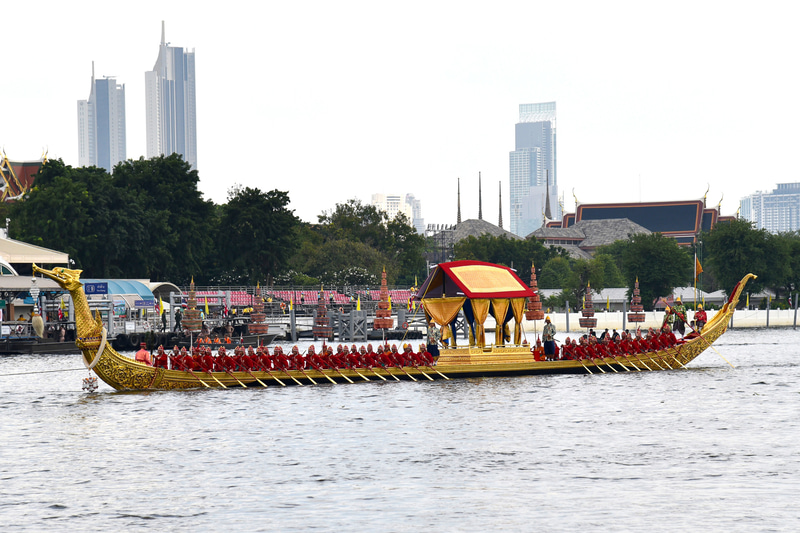 目の前をリハーサルを控えたロイヤルバージがとおっていくのはとてもレア