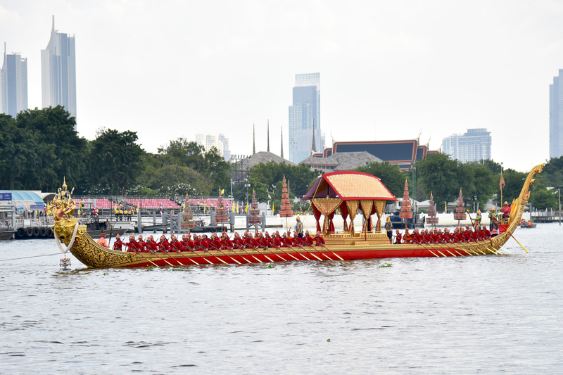 目の前をリハーサルを控えたロイヤルバージがとおっていくのはとてもレア