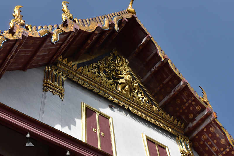 お寺に入りすぐ見上げるとガルーダとヴィシュヌ神のオブジェが見える