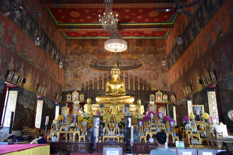 静かな本堂で祈りを捧げよう