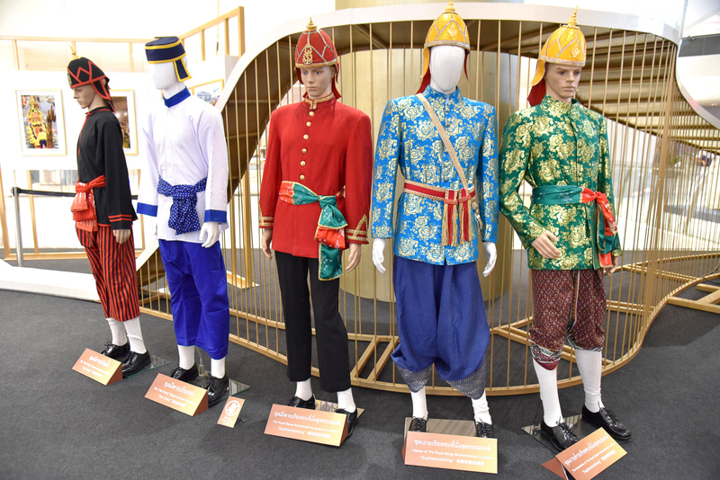 漕ぎ手や舵手の衣装が飾られていた