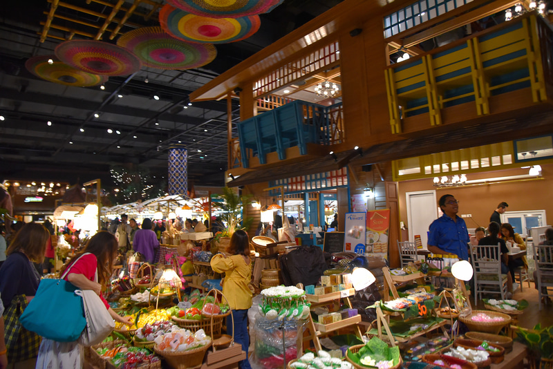 ソープなどのコスメ類やアクセサリーも豊富に揃う