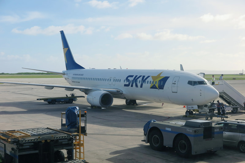サイパン国際空港で待機中のスカイマークのボーイング 737-800型機