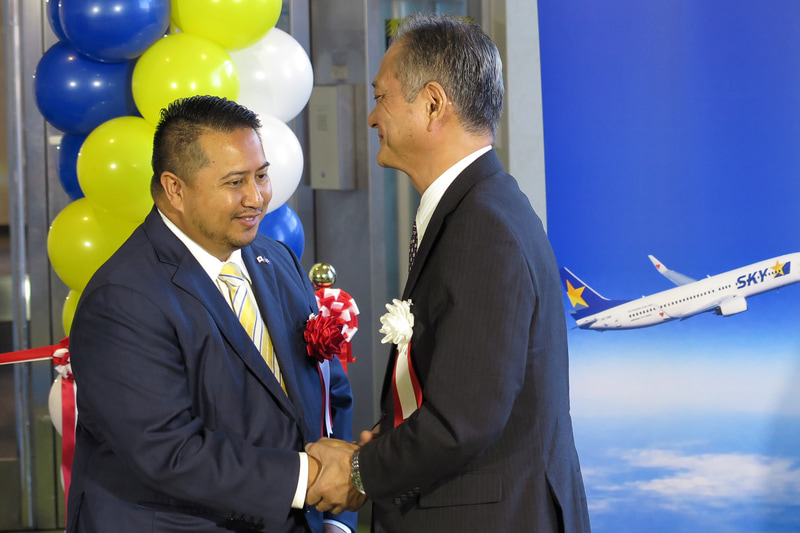 成田空港での会見時に握手を交わす北マリアナ諸島自治連邦区 知事 ラルフ・トーレス氏と、スカイマーク株式会社 代表取締役社長 市江正彦氏。2人とも初便でサイパンへ