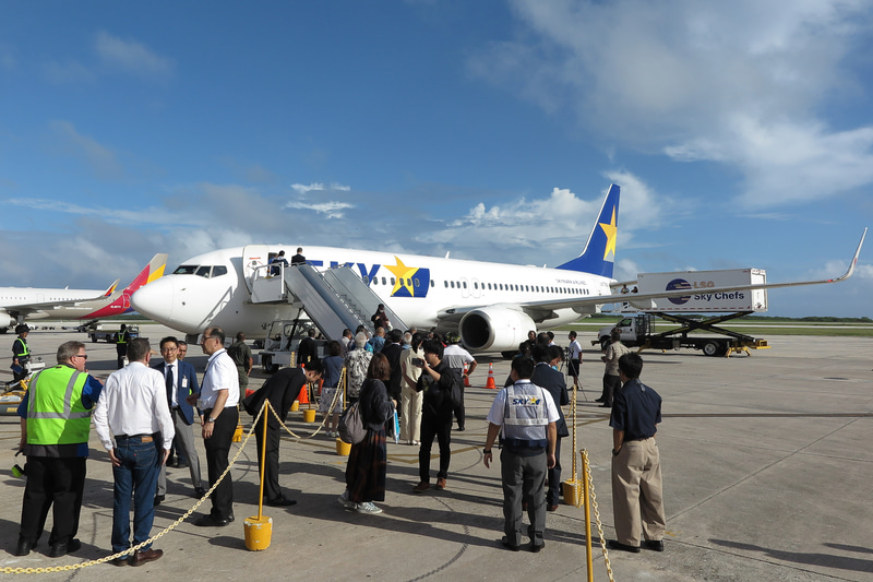 サイパン到着！　現在はブリッジがないため、タラップを降りてターミナルに向かう