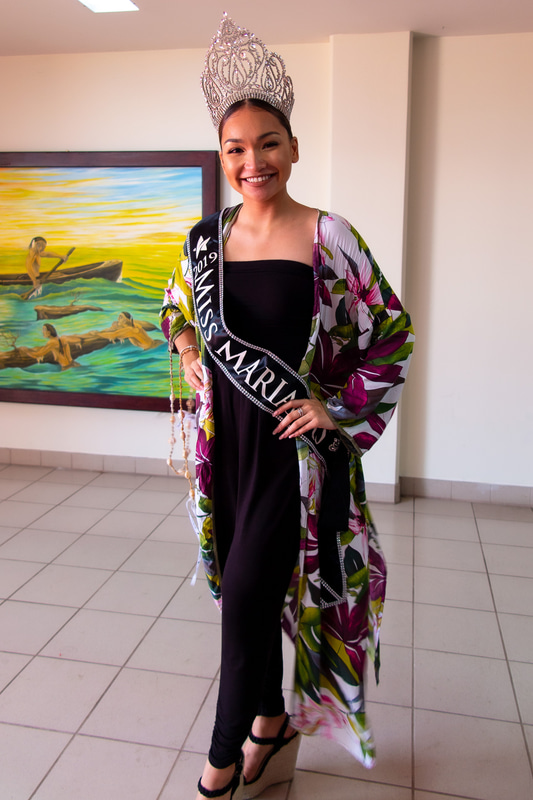 ターミナルに入るとミス・マリアナと現地の子供たちからの歓迎が。子供たちからは土産物や観光ガイドなどのプレゼントを受け取った