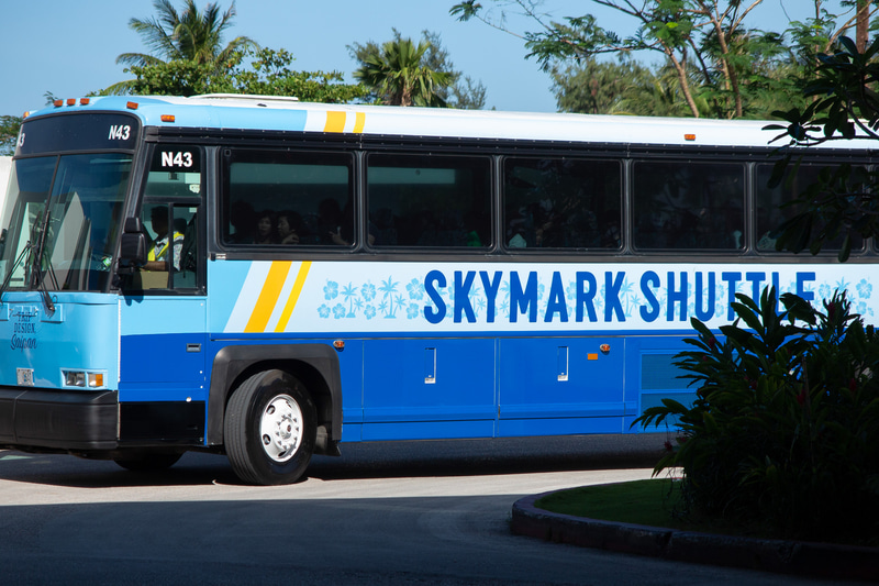 キャンペーンで運行している空港送迎バスと停留所。ちなみに、筆者が利用した日はホテル発着も空港着もほぼ定刻どおりだった