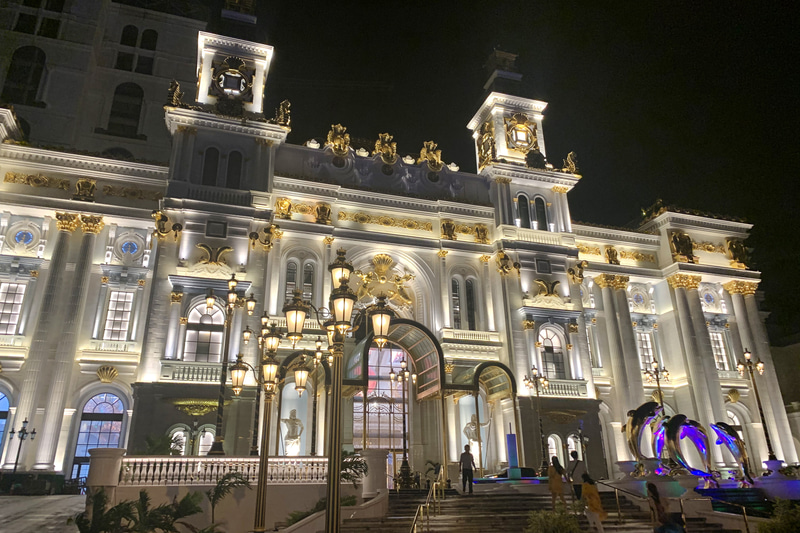 ガラパン地区にサイパンらしからぬデザインのゴージャスな建物は、サイパンの最新レジャースポットである大規模カジノだ（併設のホテルは現在建設中）