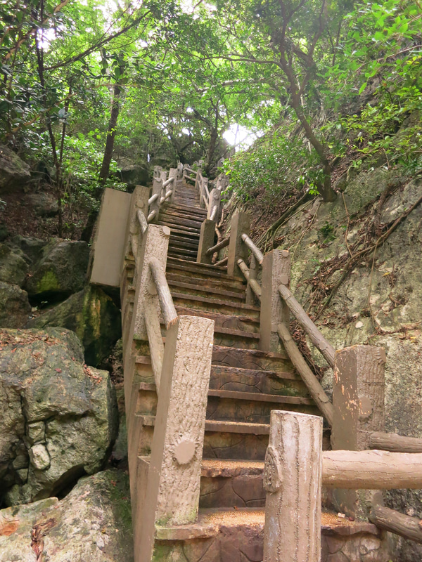 超有名ダイビングスポットの一つ「グロット」。半ドーム状の入り江に向かって階段を100段以上降りて海中にエントリーすると、外洋に通じる天然のトンネルを備えた洞窟ポイントでのダイビングが楽しめる。階段の昇り降りが大変だが、一度は挑戦してみてほしいポイントの一つだ