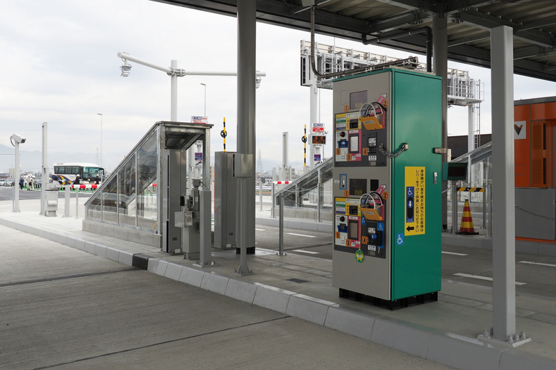 一般レーンは料金の精算機が設置されている