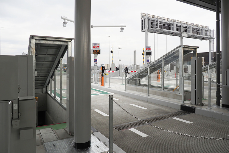 緊急時など、収受員や係員らの各レーンへの移動はすべて地下通路で行ない、危険を伴う地上部分での横断を避けている