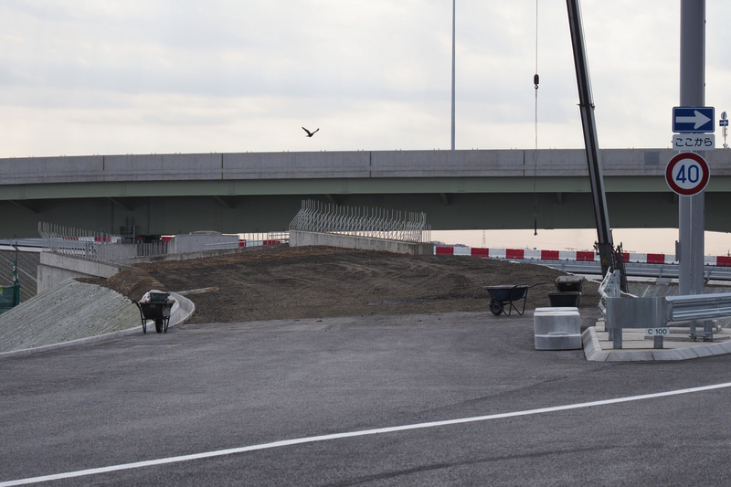 分岐の左側（山県方面）はまだ工事中。2024年に開通予定だ