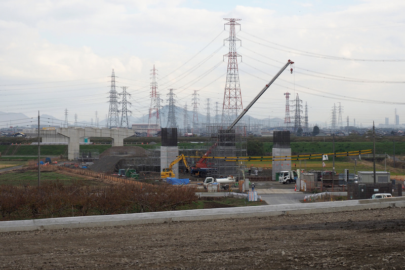 2024年の開通に向け建設中の山県方面の工事が見える