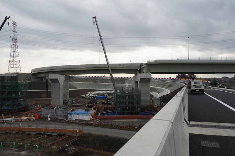 大垣方面への本線は左にグルリと旋回したのち合流する