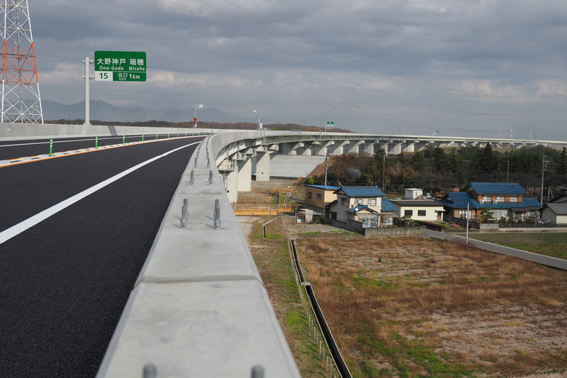 高架橋で構成された区間のため路温が下がることもあり、温度低下を監視する設備として気象観測局2か所のほか路温計も設置されている。また山から雪とともに吹き下ろしてくる風「雪下ろし」もあるため吹き流しも設置されている