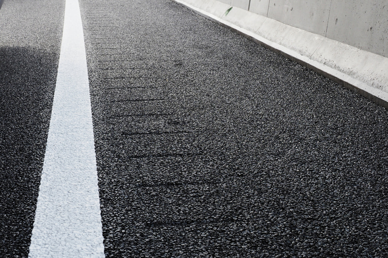 白線脇のスリットは車線をはみ出た車に振動を与え気づかせるもの