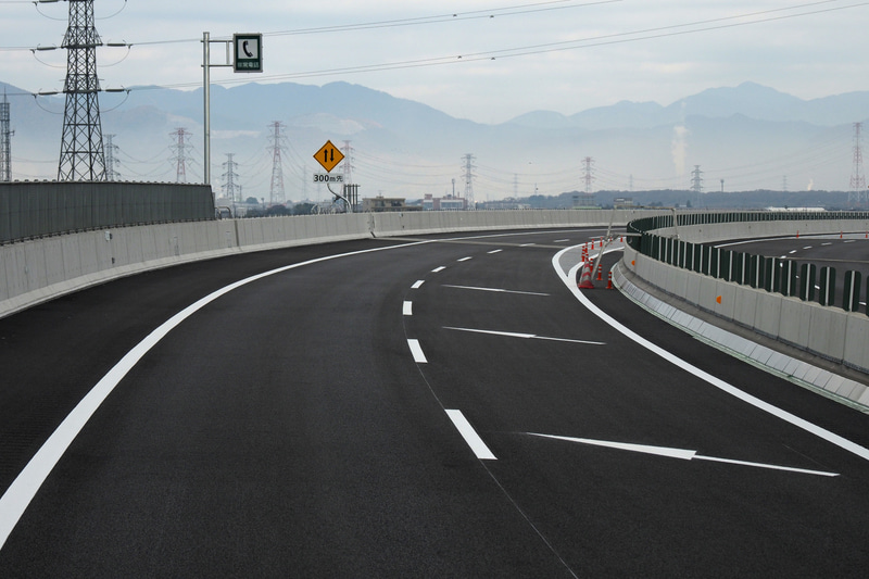 外回り、大垣西ICから約1km。ここから片側1車線の対面通行