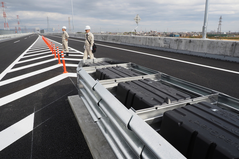 大垣西ICに設置された分岐型の緩衝材。新しい区間はすべてこのタイプを使用していくとのこと